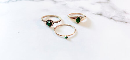 Charmin&#039;s Goudkleurige Ring Birthstone Mei Donkergroene Kristal Staal Iconic Vintage R1095