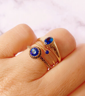 Charmin&#039;s Goudkleurige Ring Birthstone September Donkerblauwe Kristal Staal Iconic Vintage R1098