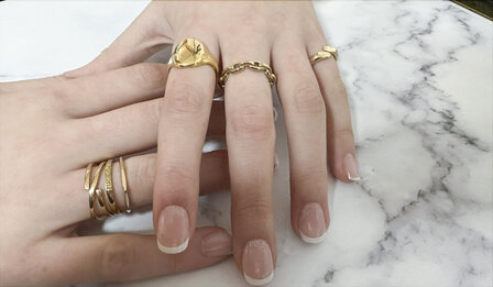 Charmins goldfarbener offener Ring mit flacher ovaler Oberseite aus Stahl R1381 &ndash; edel und modern