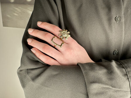 Charmins goldfarbener Chunky Ring mit Blume R1789 &ndash; Trendy und leicht