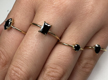 Charmin&#039;s Goudkleurige Ring met Ellipsvormig Zwart Kristal R1692&ndash; Elegant Contrast