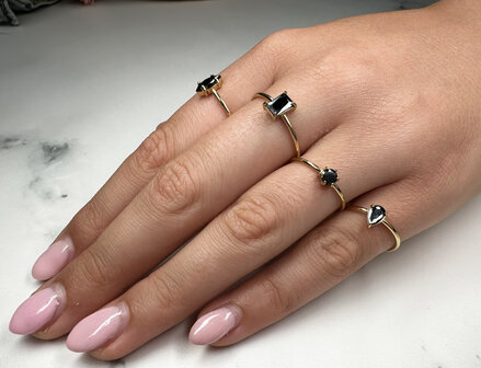 Charmin&#039;s Goudkleurige Ring met Druppelvormig Zwart Kristal Steentje R1752 &ndash; Statement Style 