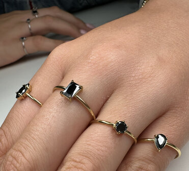 Charmin&#039;s Goudkleurige Ring met Druppelvormig Zwart Kristal Steentje R1752 &ndash; Statement Style 