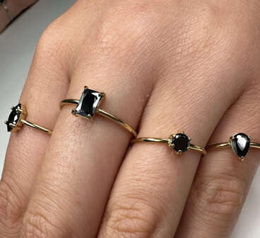 Charmin&#039;s Goudkleurige Ring met Druppelvormig Zwart Kristal Steentje R1752 &ndash; Statement Style 