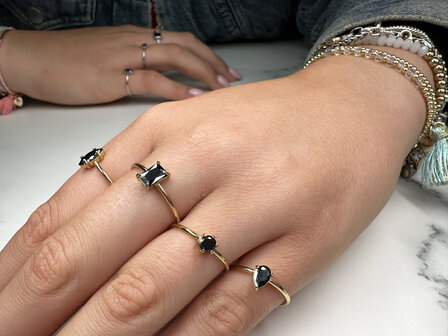 Charmin&#039;s Goudkleurige Ring met Druppelvormig Zwart Kristal Steentje R1752 &ndash; Statement Style 