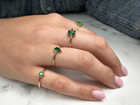 Charmin&#039;s Goudkleurige Ring met Ellipsvormig Donkergroen Kristal R1691&ndash; Natuurlijk Chic