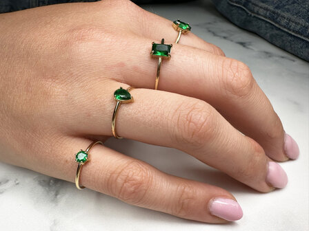 Charmin&#039;s Goudkleurige Ring met Druppelvormig Donker Groen Kristal Steentje R1751 &ndash; Groene Luxe 