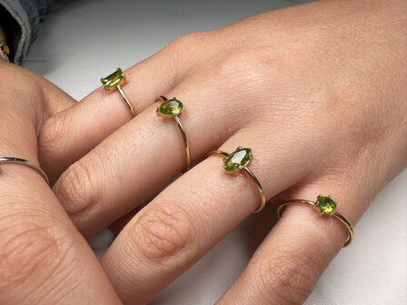 Charmin&#039;s Goudkleurige Ring met Druppelvormig Licht Groen Kristal Steentje R1750 &ndash; Naturel Design 