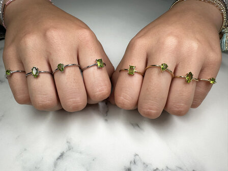 Charmin&#039;s Goudkleurige Ring Rond Lichtgroen Steentje Crystal R1710 &ndash; Frisse Glimlach