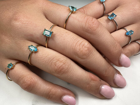 Charmin&#039;s Goudkleurige Ring met Druppelvormig Licht Blauw Kristal Steentje R1749 &ndash; Hemelse Frisheid 