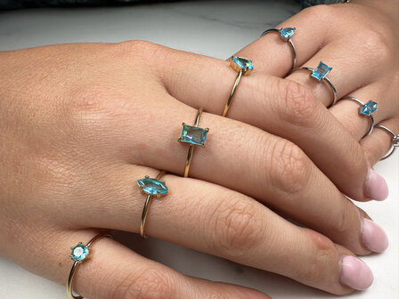 Charmin&#039;s Goudkleurige Ring met Druppelvormig Licht Blauw Kristal Steentje R1749 &ndash; Hemelse Frisheid 