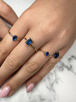 Charmin&#039;s Goudkleurige Ring Rond Donkerblauw Steentje Crystal R1708 &ndash; Chique Contrast