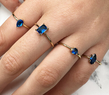 Charmin&#039;s Goudkleurige Ring Rond Donkerblauw Steentje Crystal R1708 &ndash; Chique Contrast