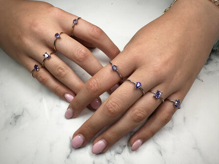 Charmin&#039;s Goudkleurige Ring met Druppelvormig Lila Kristal Steentje R1747 &ndash; Zachte Glamour 