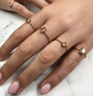 Charmin&#039;s Goudkleurige Ring Rechthoekig Champagne Steentje R1724 &ndash; Gouden Harmonie 