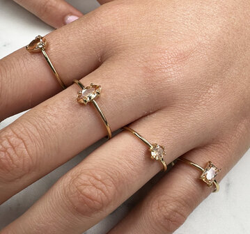 Charmin&#039;s Goudkleurige Ring Rechthoekig Champagne Steentje R1724 &ndash; Gouden Harmonie 