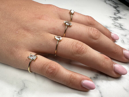 Charmin&#039;s Goudkleurige Ring met Druppelvormig Wit Kristal Steentje R1743 &ndash; Tijdloze Elegantie 