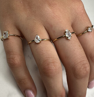 Charmin&#039;s Goudkleurige Ring met Druppelvormig Wit Kristal Steentje R1743 &ndash; Tijdloze Elegantie 
