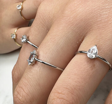 Charmin&#039;s Stalen Ring met Druppelvormig Wit Kristal Steentje R1733 &ndash; Elegant Design 