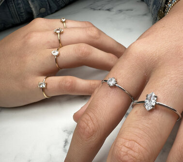 Charmin&#039;s Stalen Ring met Druppelvormig Wit Kristal Steentje R1733 &ndash; Elegant Design 