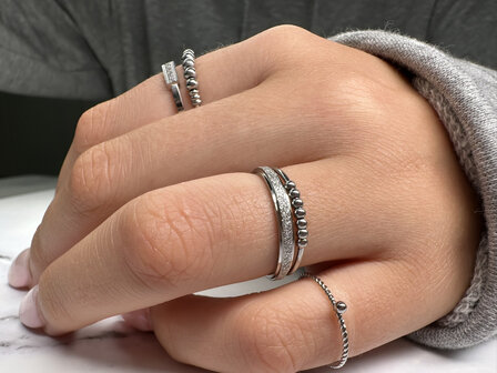 Charmin&#039;s Smalle Ring Gedraaid met Bolletje Steel R524/KR95