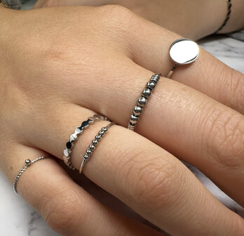 Charmin&#039;s Smalle Ring Gedraaid met Bolletje Steel R524/KR95