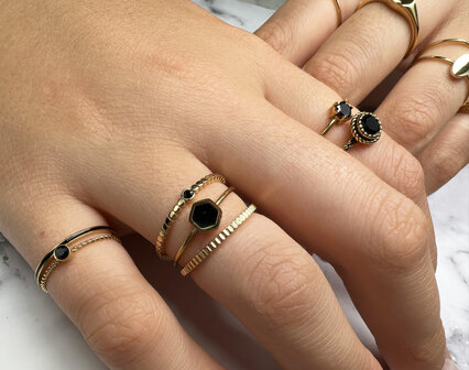 Charmin&rsquo;s goudkleurige stapelring R699 Petite goldplated Black Enamel staal