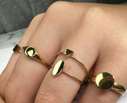 Charmin&rsquo;s goudkleurige stapelring R723 Minimalist Triangle goldplated staal