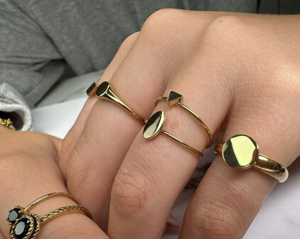Charmin&rsquo;s goudkleurige stapelring R723 Minimalist Triangle goldplated staal