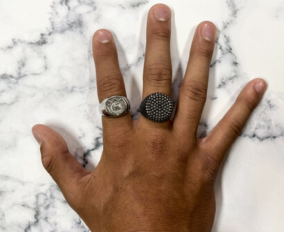 Charmin&#039;s UNI Men&#039;s and Women&#039;s Signet Ring Familia Supra Omnia Steel R999