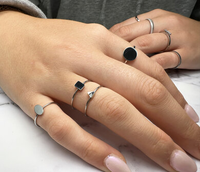 R722 Minimalist Triangle Shiny Steel