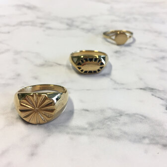 Charmin&rsquo;s goudkleurige stapelring R674 Fancy Seal goldplated staal