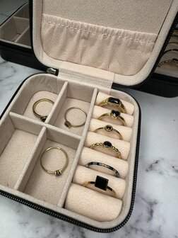 Charmin's Goudkleurige Ring Vierkant Zwart Emaille Zegel R1558 &ndash; Grafische Elegantie