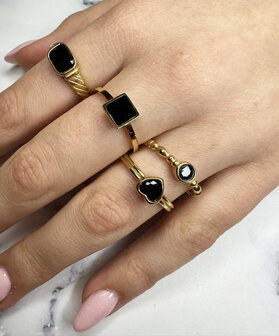 Charmin's Goudkleurige Ring Vierkant Zwart Emaille Zegel R1558 &ndash; Grafische Elegantie