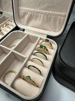 Charmin's Goudkleurige Ring met Zwarte Steen en Graveringen R1349&ndash; Vintage Look