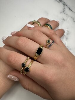 Charmin's Goudkleurige Ring met Zwarte Steen en Graveringen R1349&ndash; Vintage Look