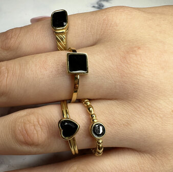 Charmin's Goudkleurige Ring met Zwarte Steen en Graveringen R1349&ndash; Vintage Look