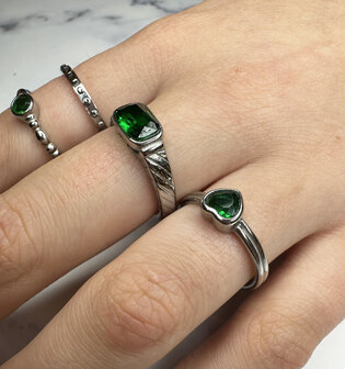 Charmin&#039;s Stalen Ring met Groene Steen en Graveringen R1346&ndash; Elegant Vintage