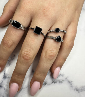 Charmin&#039;s Stalen Ring met Zwarte Steen en Graveringen R1348&ndash; Klassieke Vintage