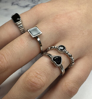 Charmin&#039;s Stalen Ring met Zwarte Steen en Graveringen R1348&ndash; Klassieke Vintage