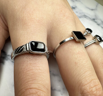 Charmin&#039;s Stalen Ring met Zwart Rond Steentje R1503 &ndash; Vintage en strak