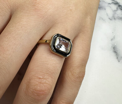 Charmin&#039;s Goudkleurige Chunky Ring Zwart Emaille en Witte Steen R1779 &ndash; Paris Chic