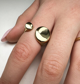 Charmin&#039;s Goudkleurige Chunky Ring met Open Platte Ronde Uiteinden Staal R1857 &ndash; Strak en Elegant