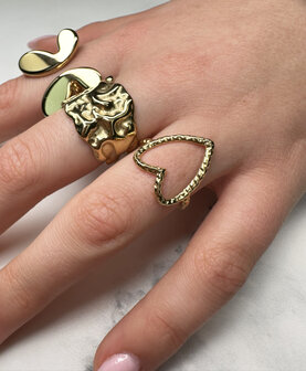 Charmin's goldfarbige Chunky Ring mit einem abstrakten Schmetterling R1858 &ndash; Elegant und schick