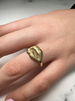 Charmin's Goudkleurige Chunky Ring Met Een Mooie Mond R1833 &ndash; Elegant en Sensueel