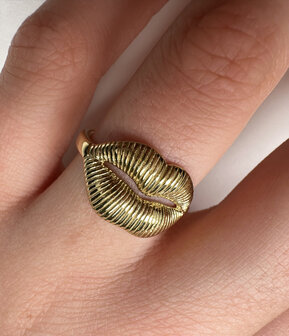 Charmin's Goudkleurige Chunky Ring Met Een Mooie Mond R1833 &ndash; Elegant en Sensueel