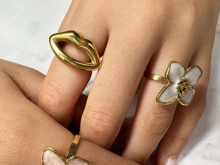 Charmin&#039;s Goudkleurige Chunky Ring met Mooie Lippen R1824 &ndash; Kiss me