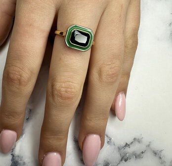 Charmin's Goudkleurige Chunky Ring Groen Emaille en Zwarte Steen R1778 &ndash; Gedurfd en Verfijnd