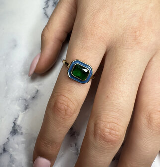 Charmin's Goudkleurige Chunky Ring Blauw Emaille en Groene Steen R1780 &ndash; Chic en Vintage