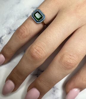 Charmin's Goudkleurige Chunky Ring Blauw Emaille en Groene Steen R1780 &ndash; Chic en Vintage